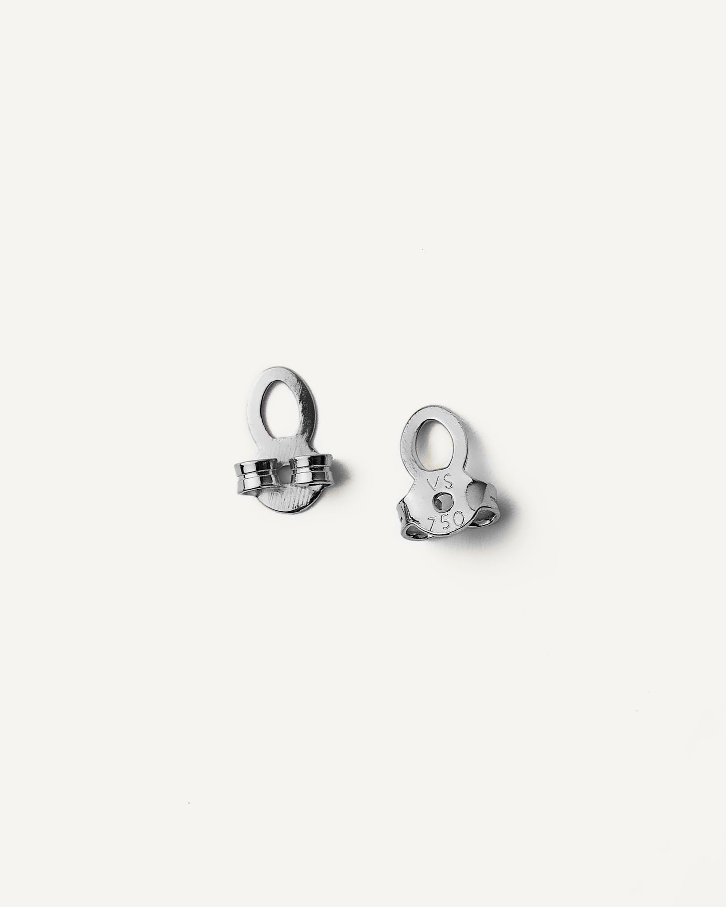 Brinco Earcuff Manu Esmeraldas em Ouro Branco 18K