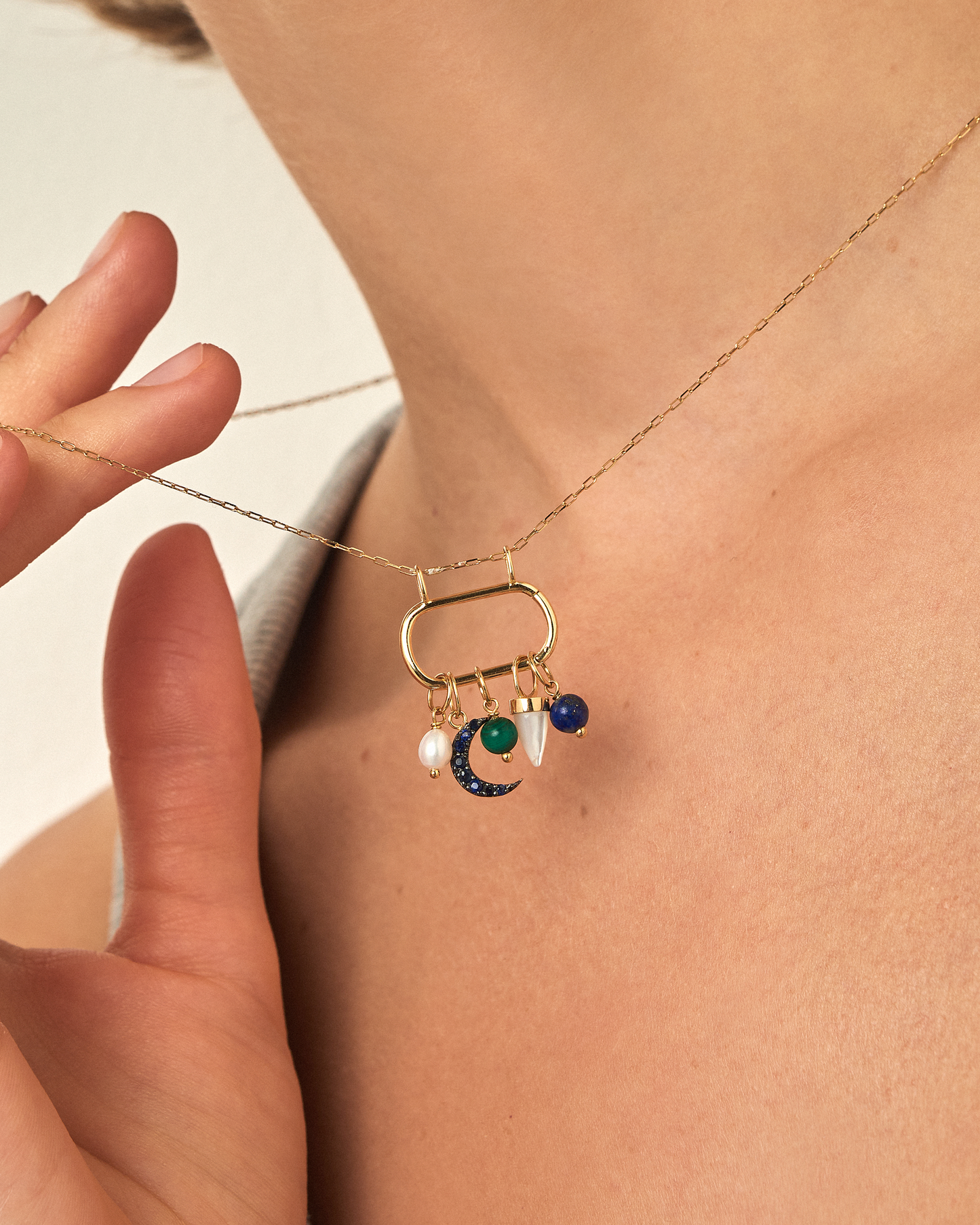 Pingente Lunar em Ouro 18K e Safiras Azuis