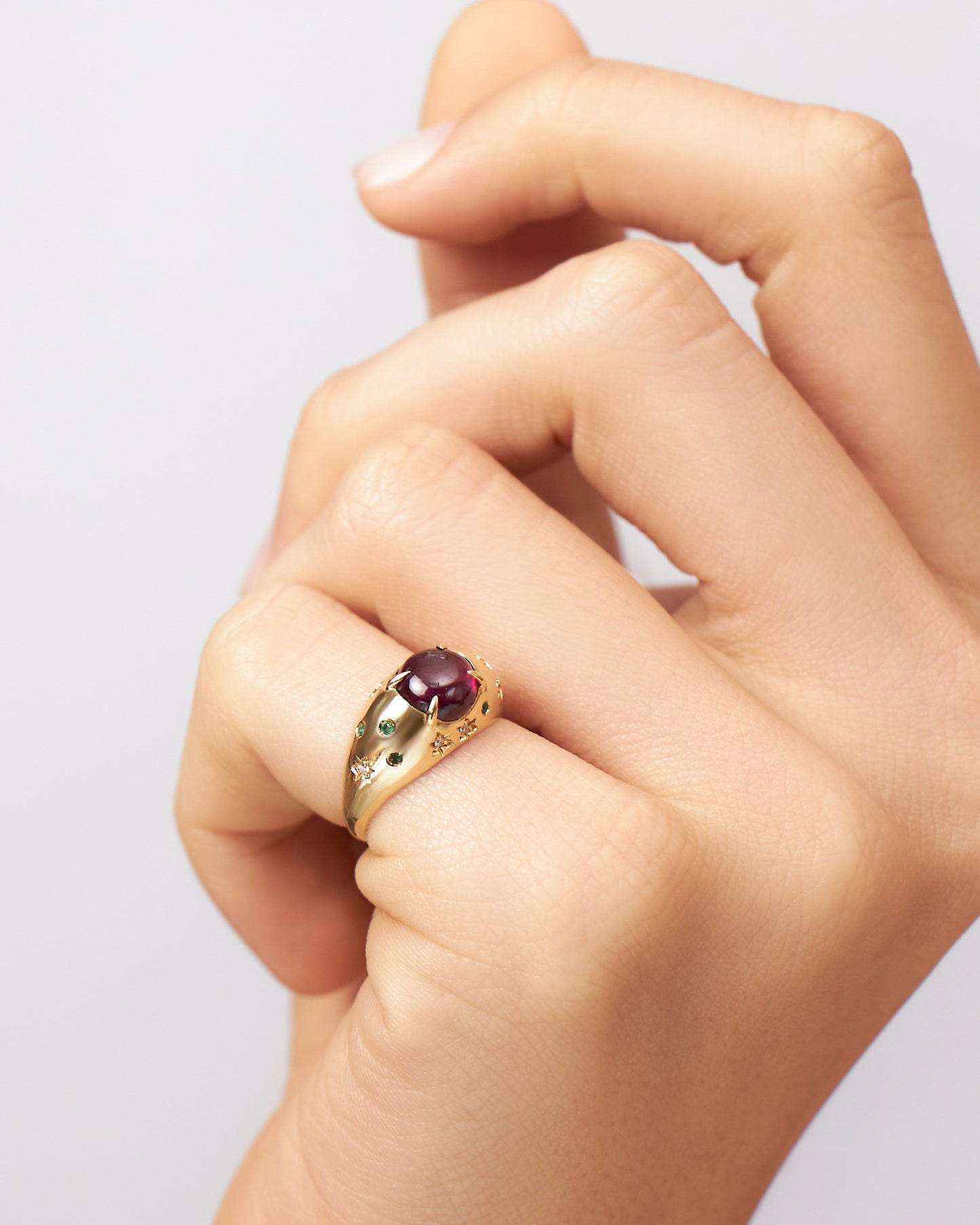 Anel de Dedinho Gatsby em Ouro 18K e Granada Rodolita
