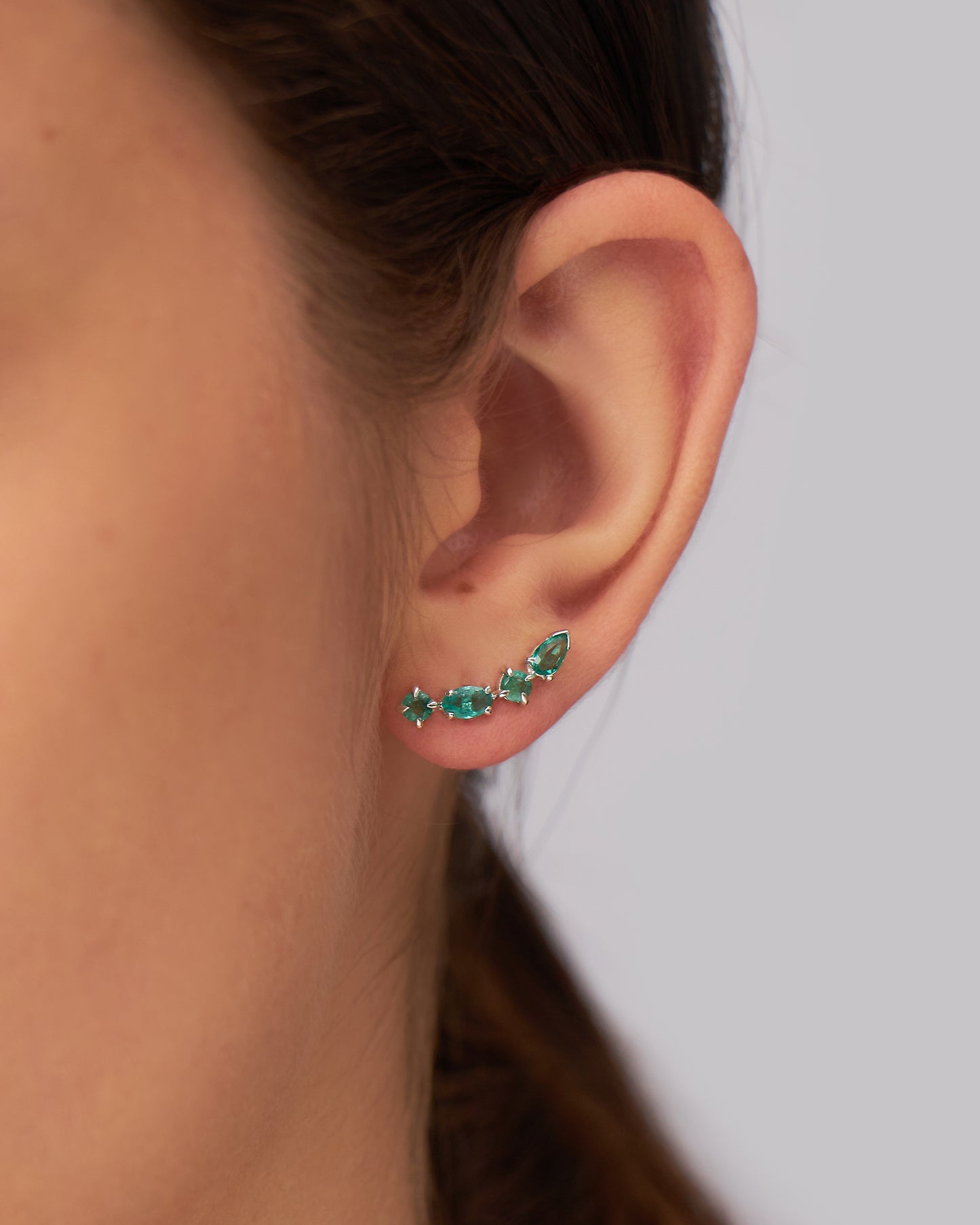 Brinco Earcuff Helena em Ouro 18K e Esmeraldas