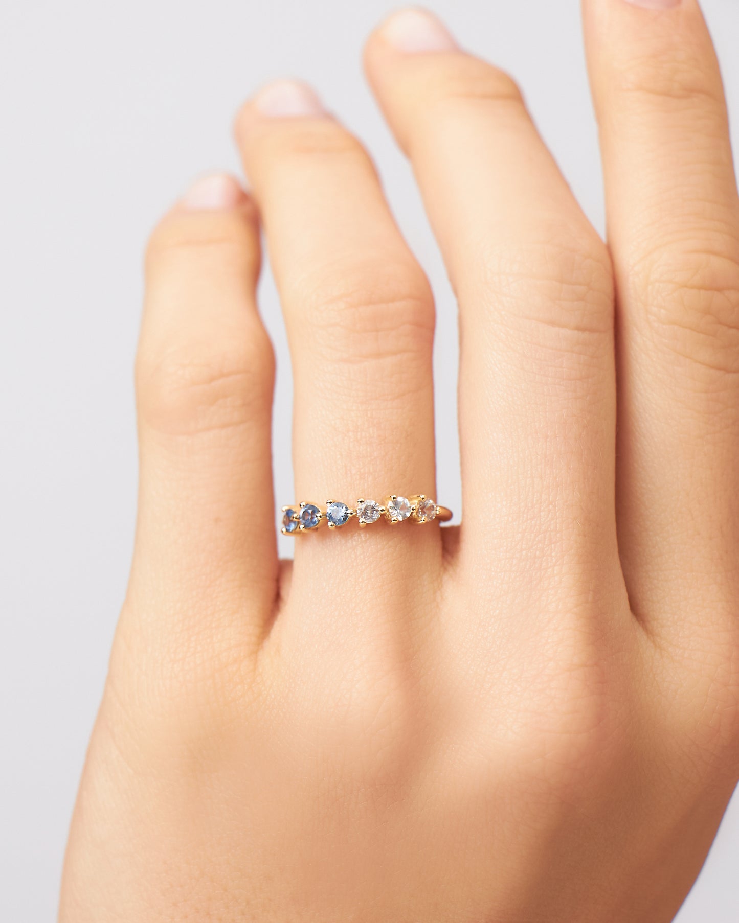 Meia Aliança Eternal em Ouro 18K com Safiras Brancas e Azuis