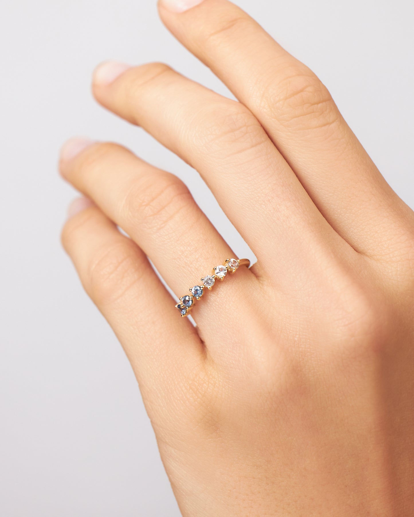 Meia Aliança Eternal em Ouro 18K com Safiras Brancas e Azuis