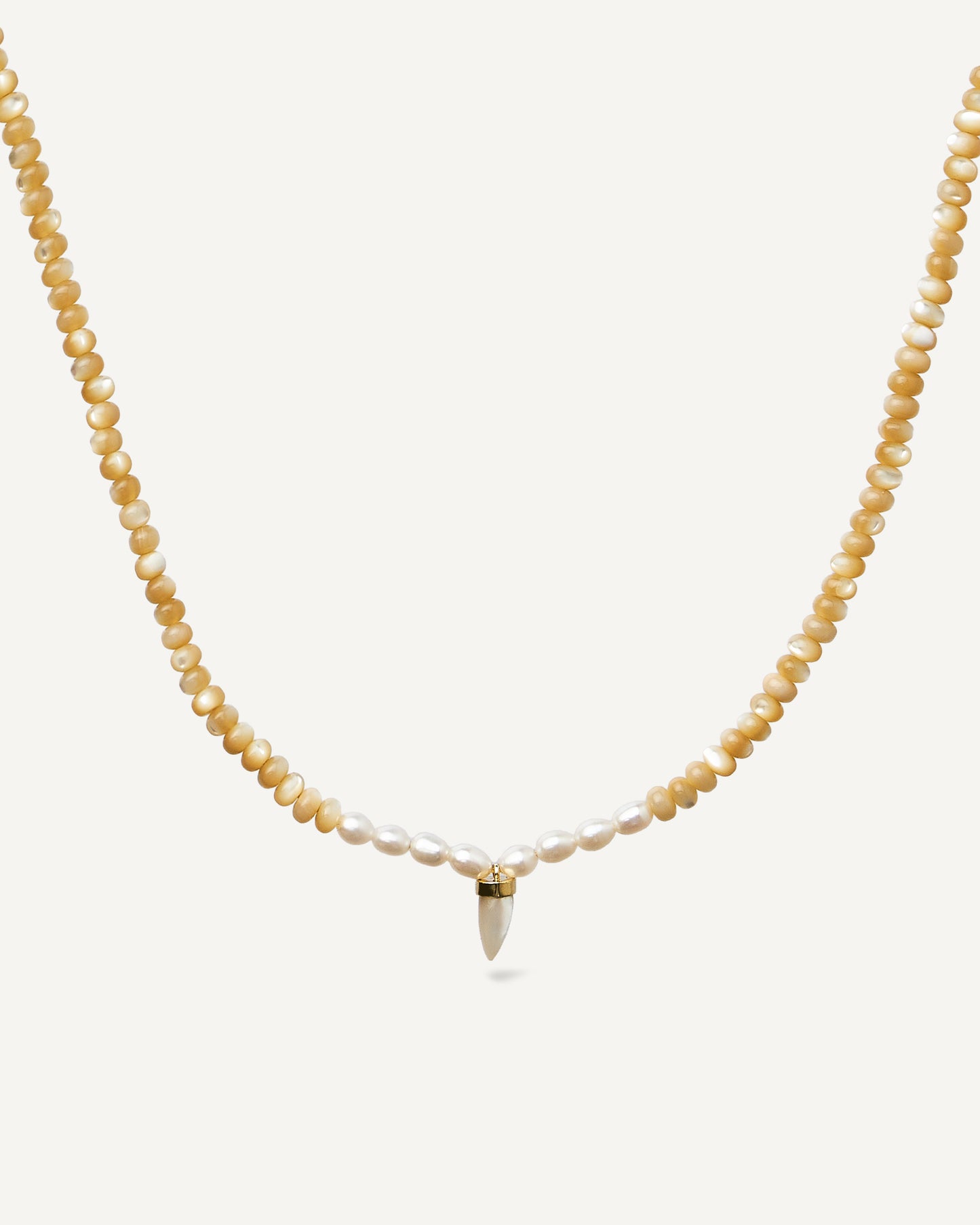 Colar Amuleto Madrepérola em Ouro 18K