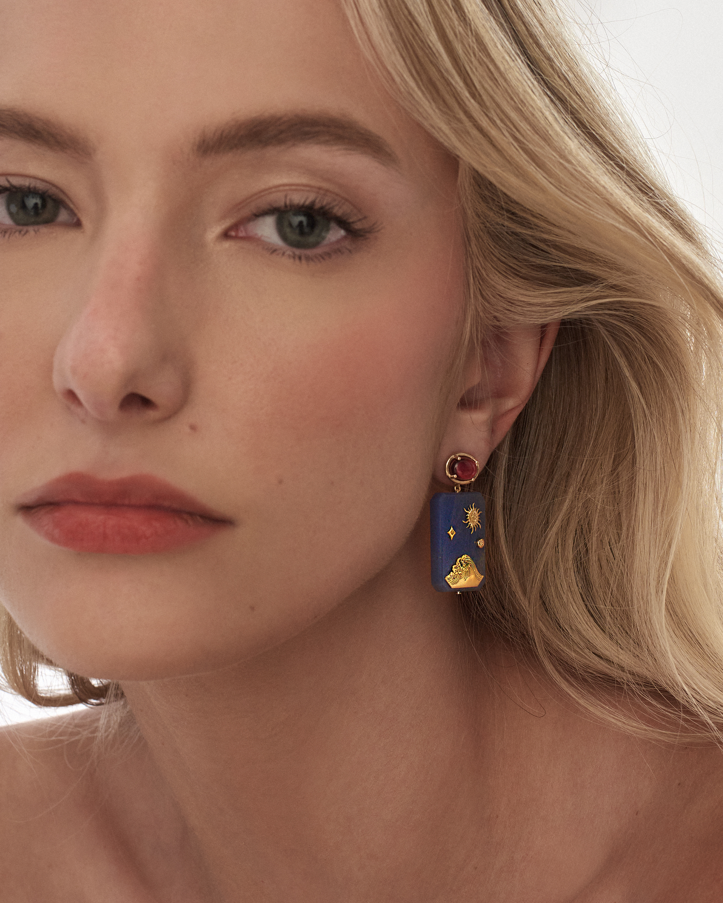 Brinco Névoa em Ouro 18K e Quartzo Azul