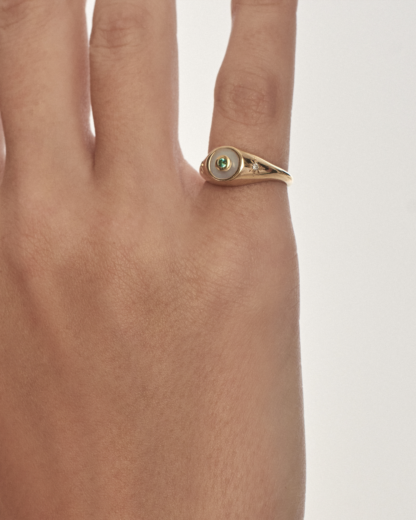 Anel Poente em Ouro 18k com Madrepérola e Diamante