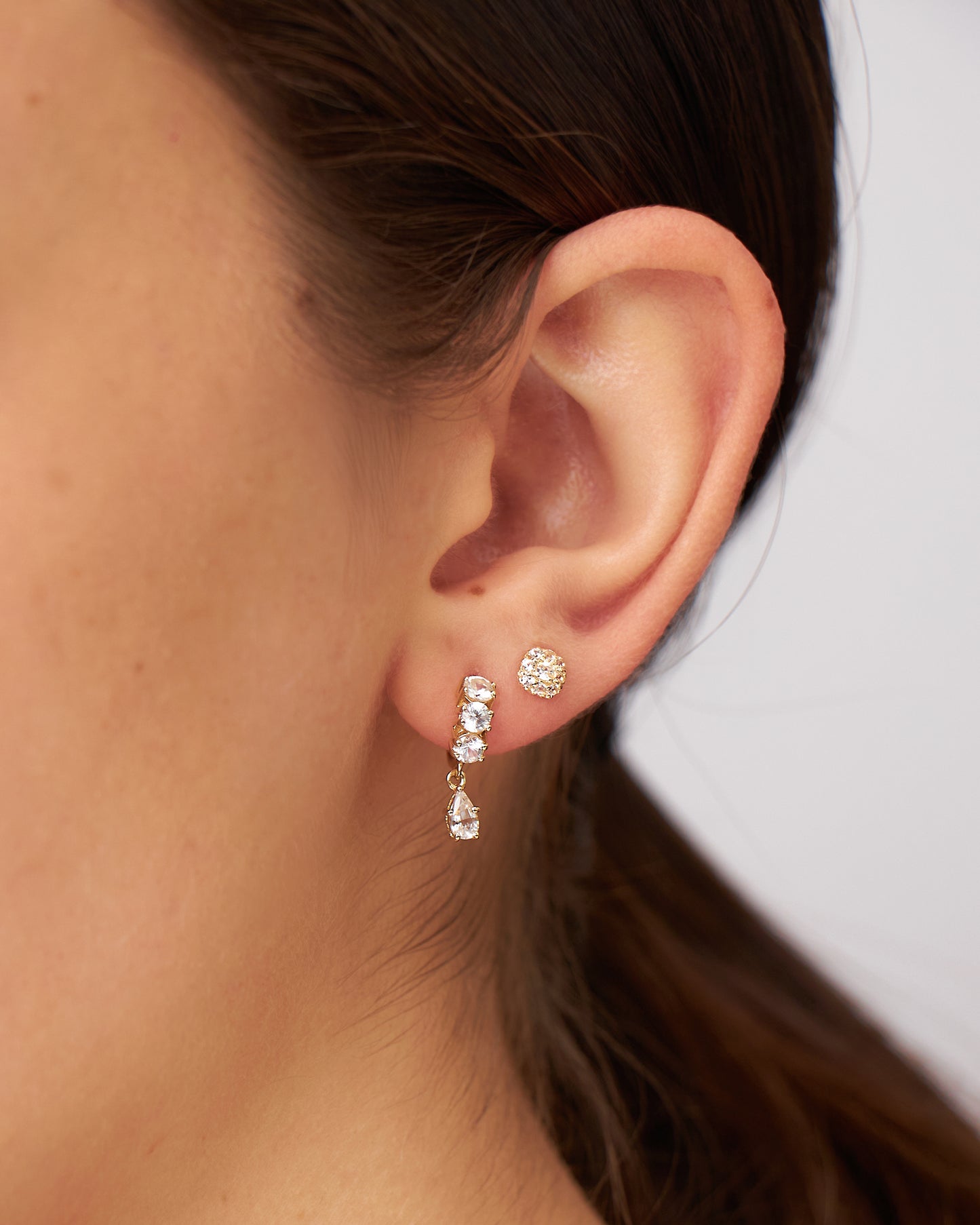 Argola Chloé Unitária em Ouro 18k e Safira