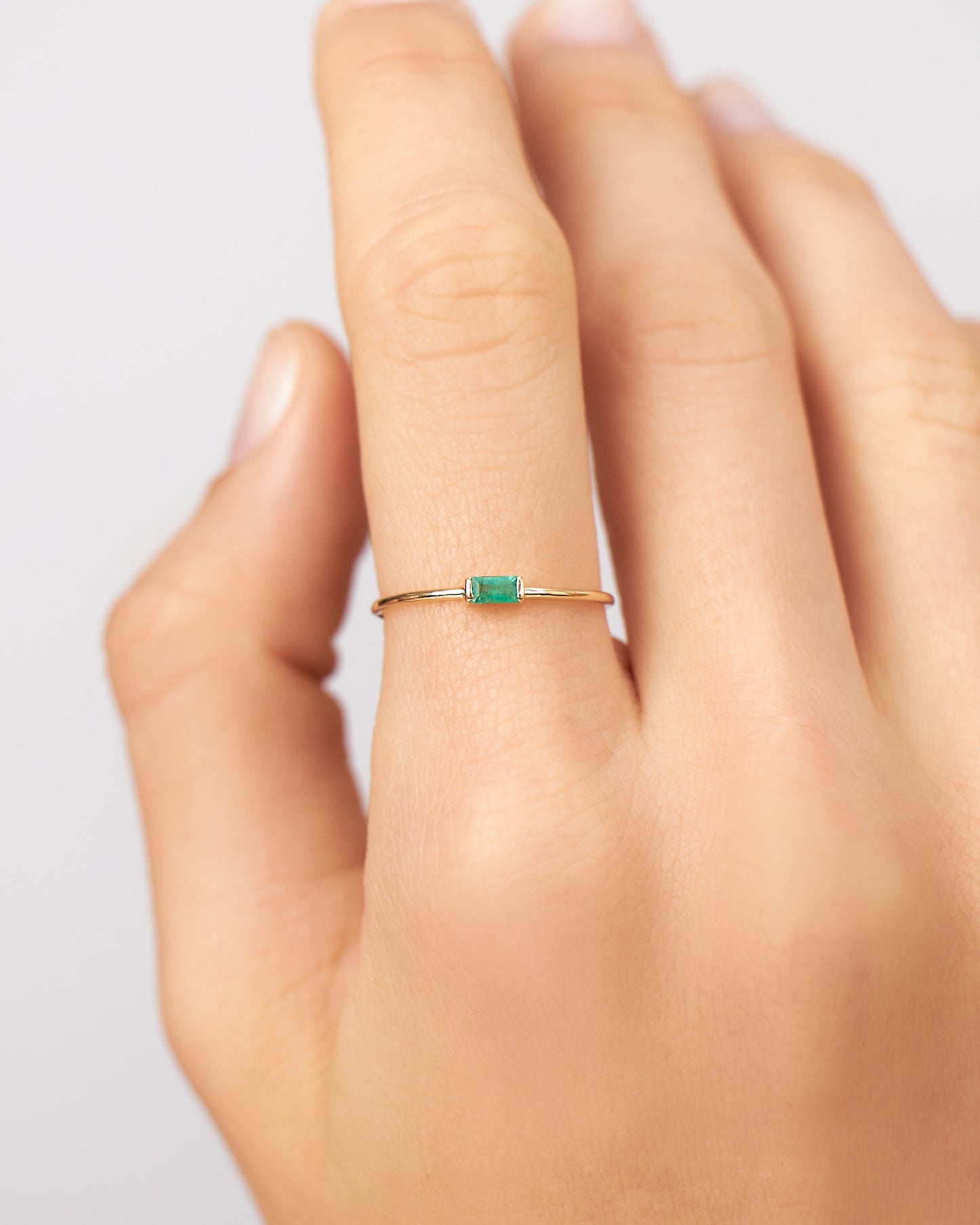 Anel Charlotte Esmeralda em Ouro 18K