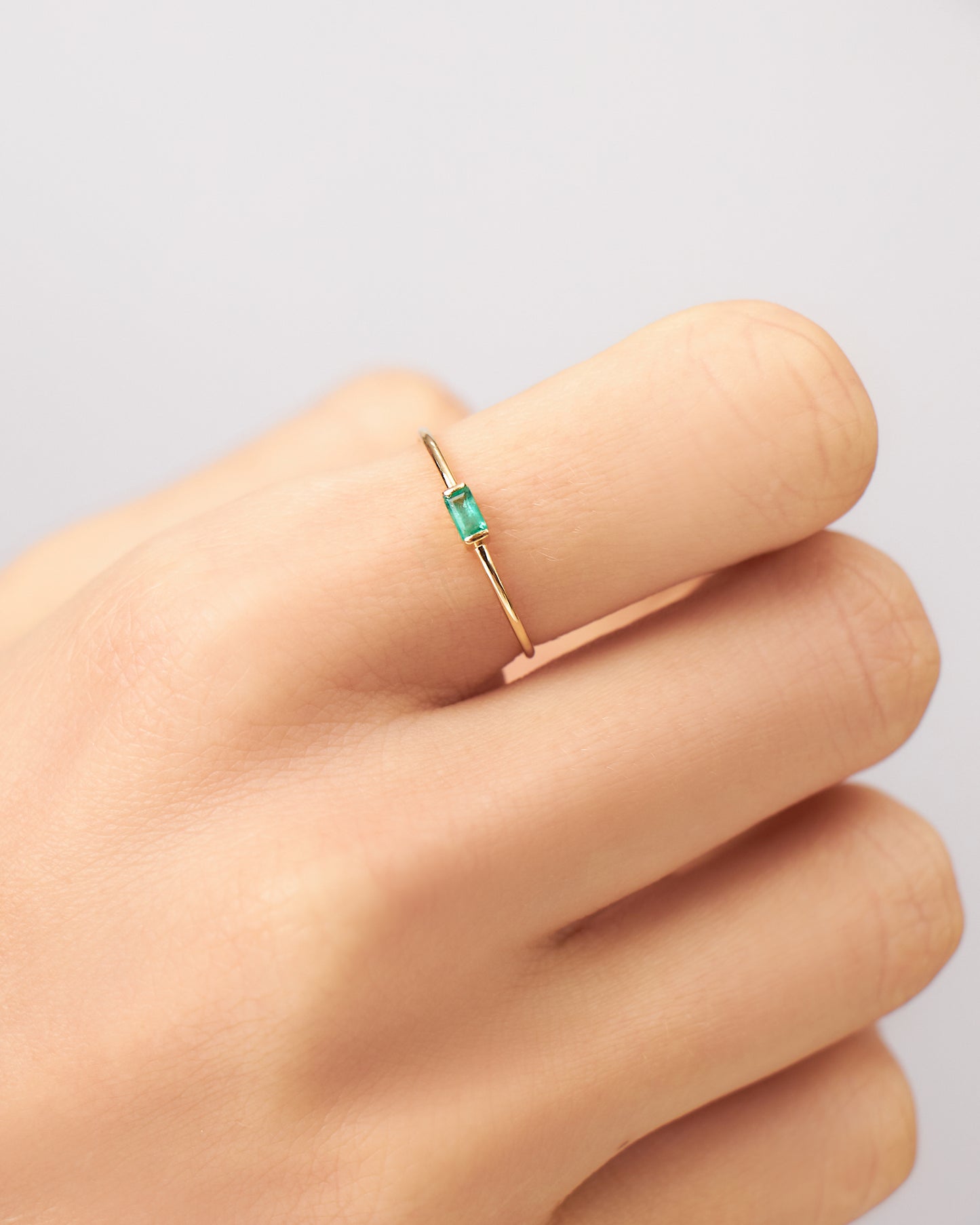 Anel Charlotte Esmeralda em Ouro 18K