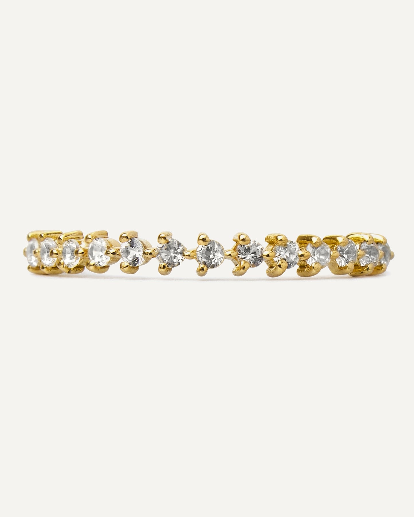 Meia-Aliança Louise em Ouro 18K e Safiras Brancas