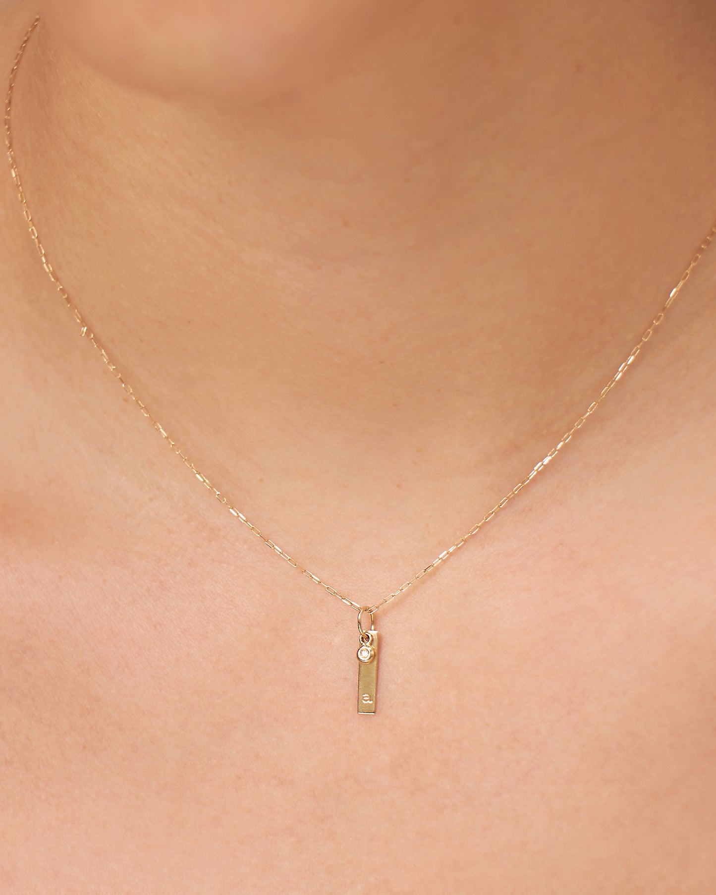 Pingente Placa Inicial em Ouro 18K e Diamante