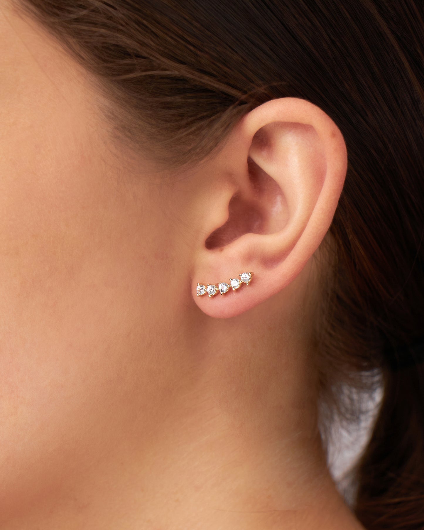 Brinco Earcuff Emma em Ouro 18K e Safiras Brancas