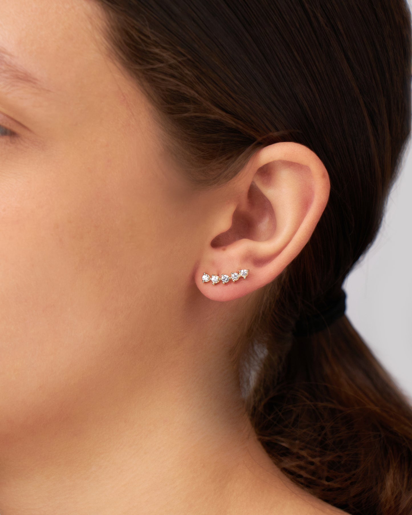 Brinco Earcuff Emma em Ouro 18K e Safiras Brancas