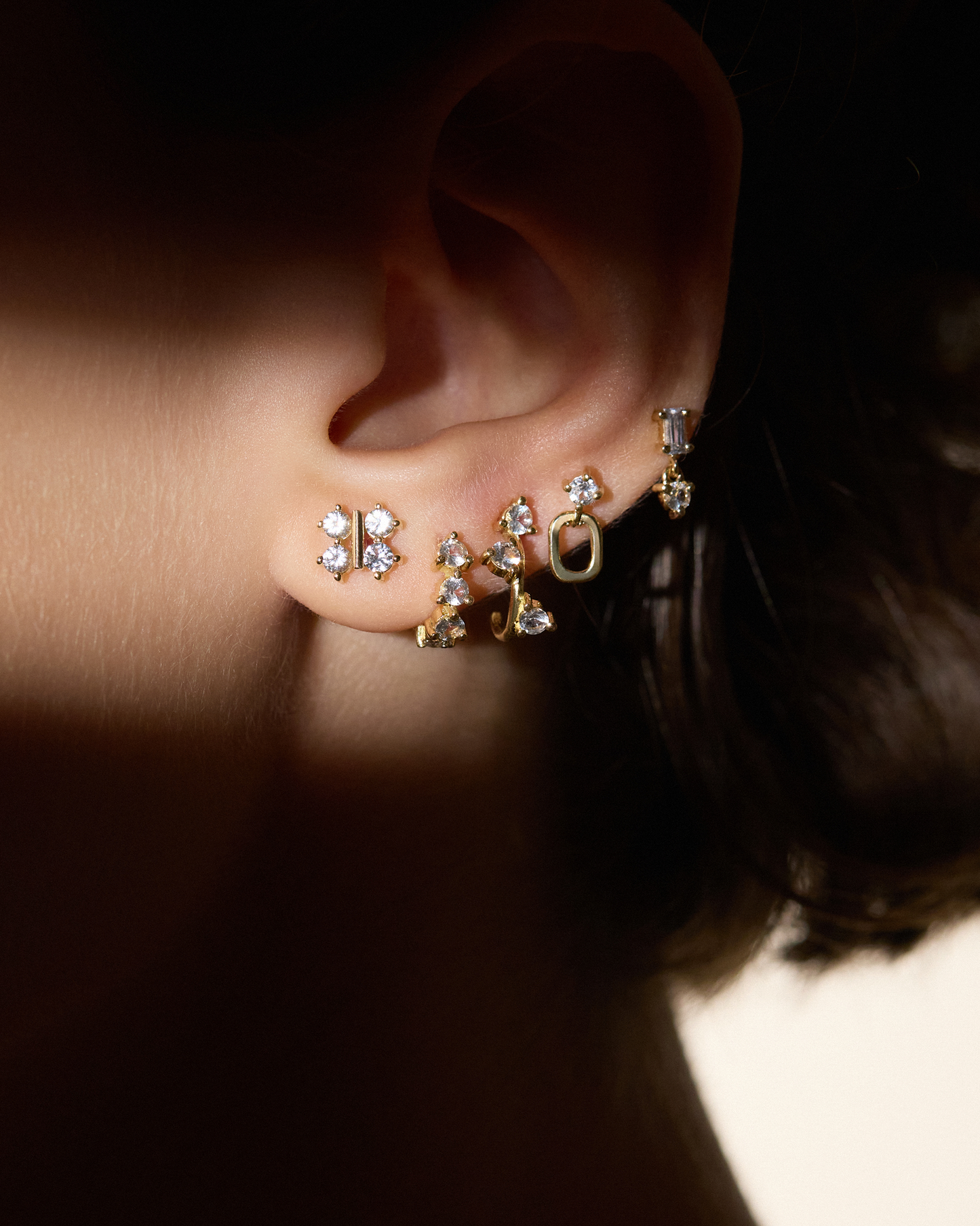 Argola Emma Unitária em Ouro 18K e Safiras Brancas