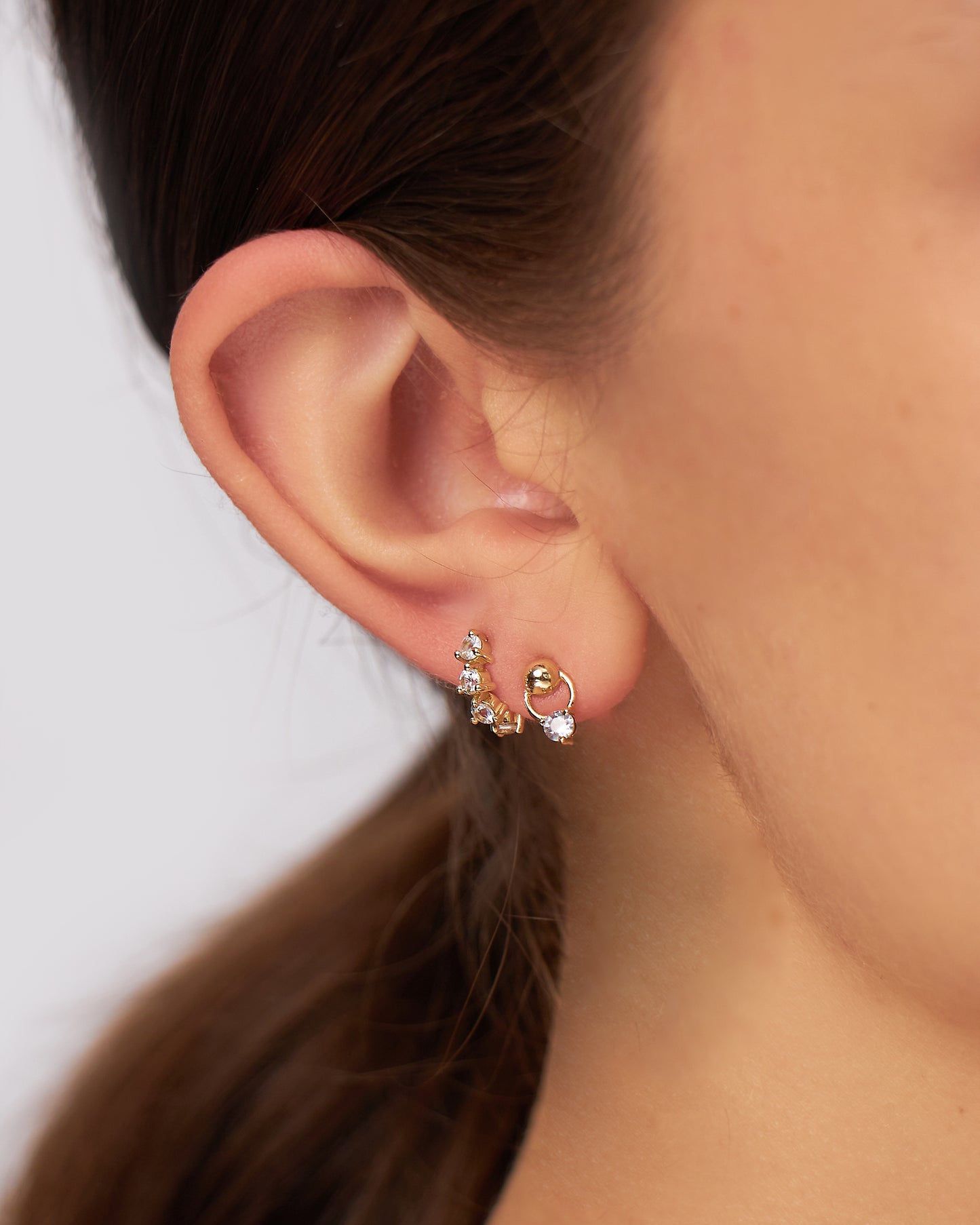 Argola Emma Unitária em Ouro 18K e Safiras Brancas