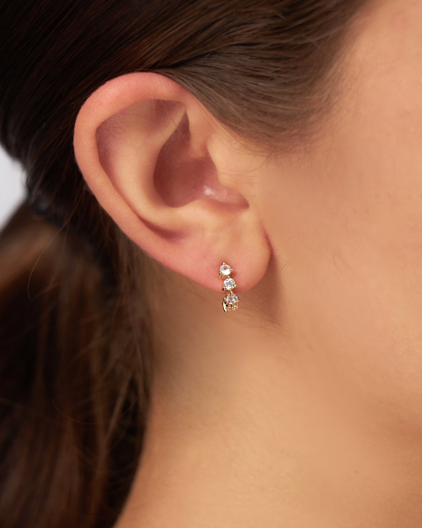 Argola Emma Unitária em Ouro 18K e Safiras Brancas