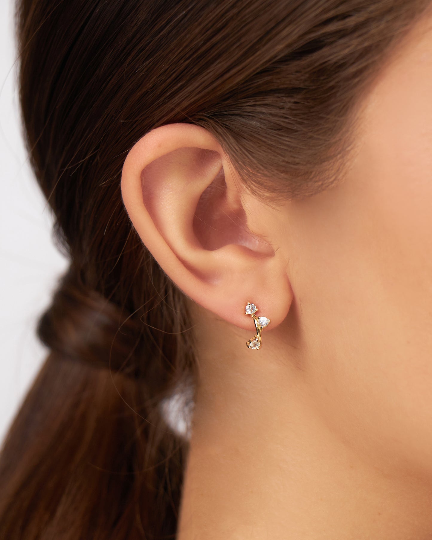 Argola Nora em Ouro 18K e Safiras Brancas