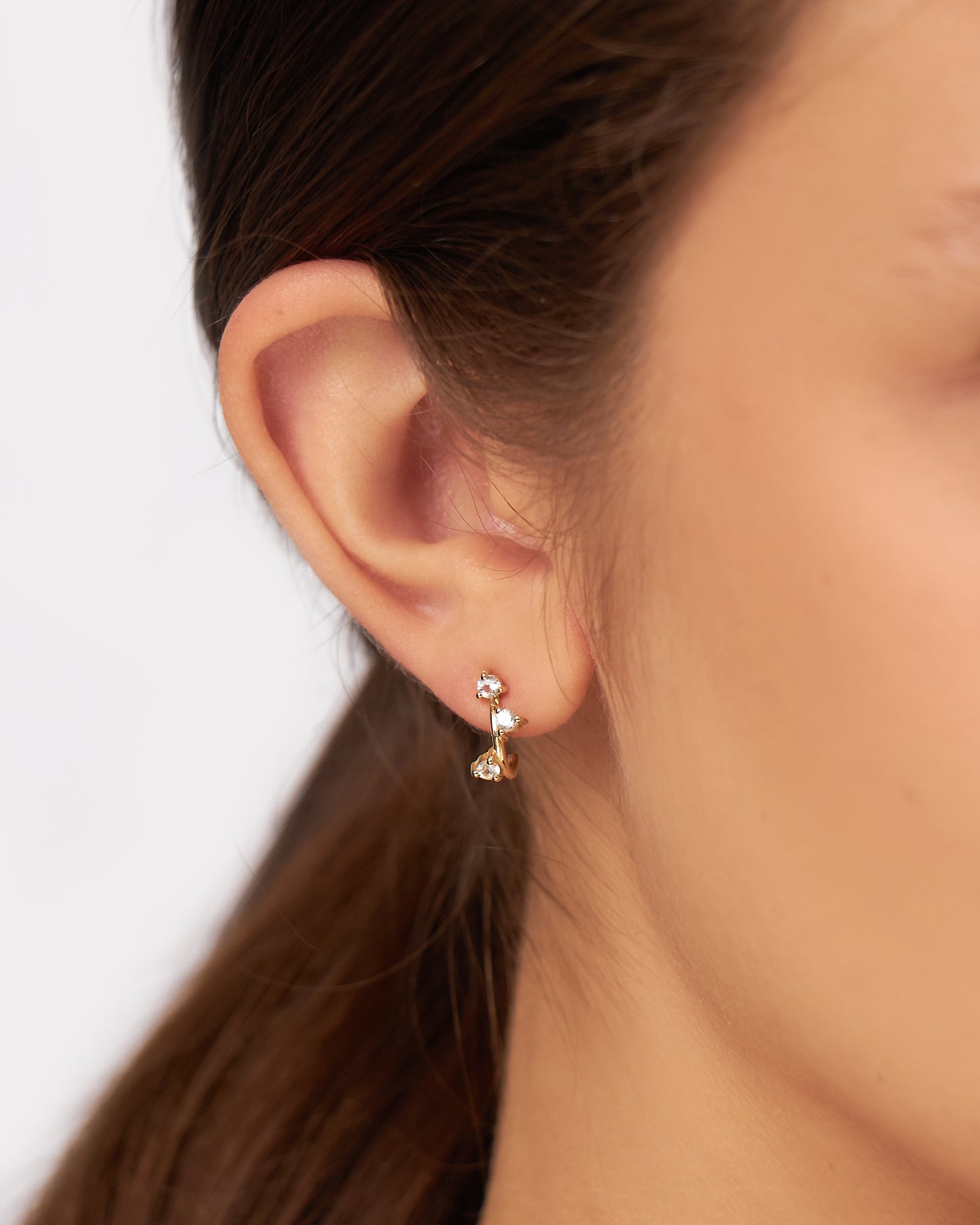 Argola Nora em Ouro 18K e Safiras Brancas