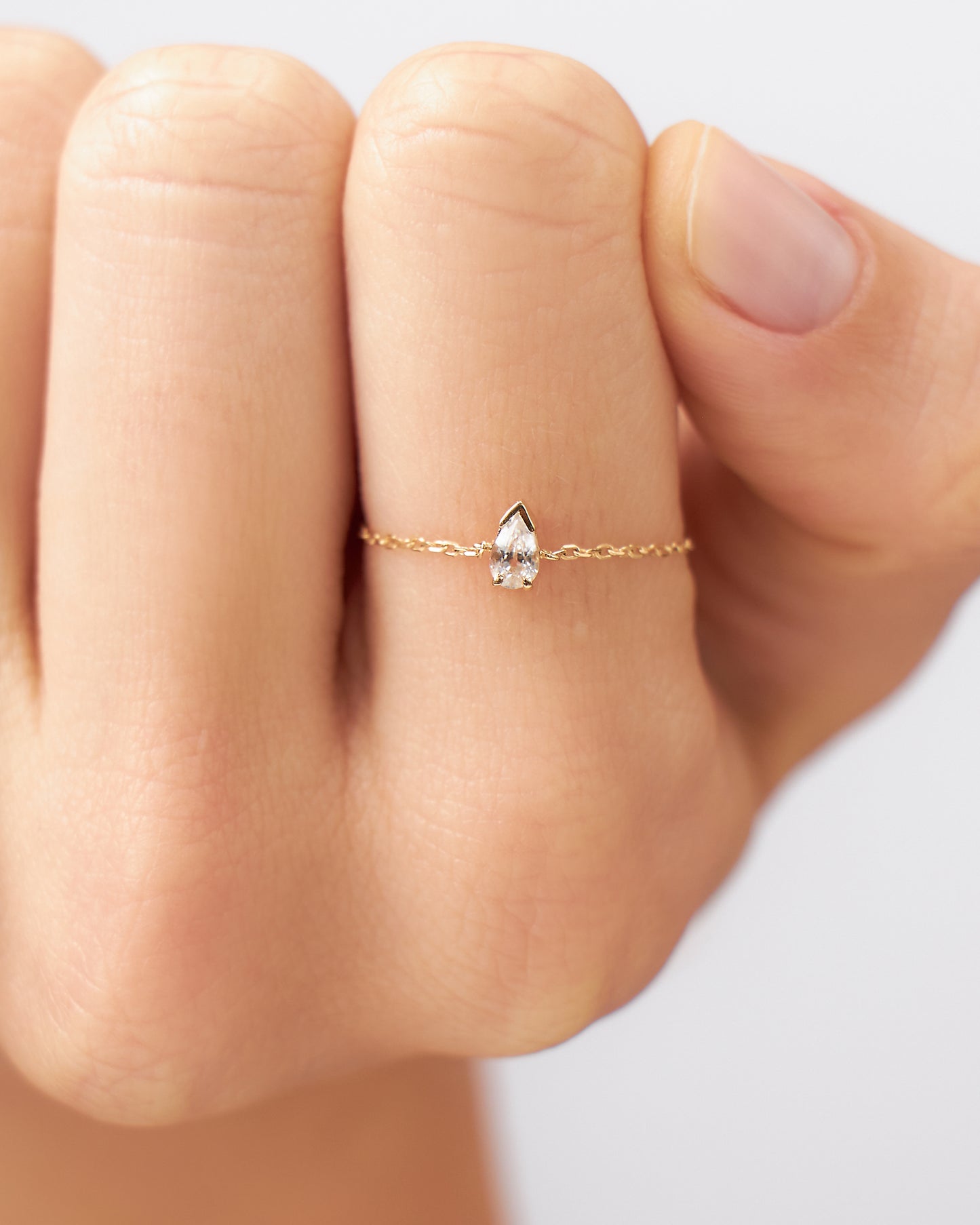 Anel Corrente Gota em Ouro Amarelo 18K e Safira Branca