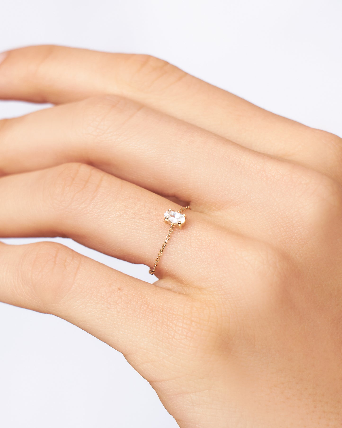 Anel Corrente Oval em Ouro Amarelo 18K e Safira Branca