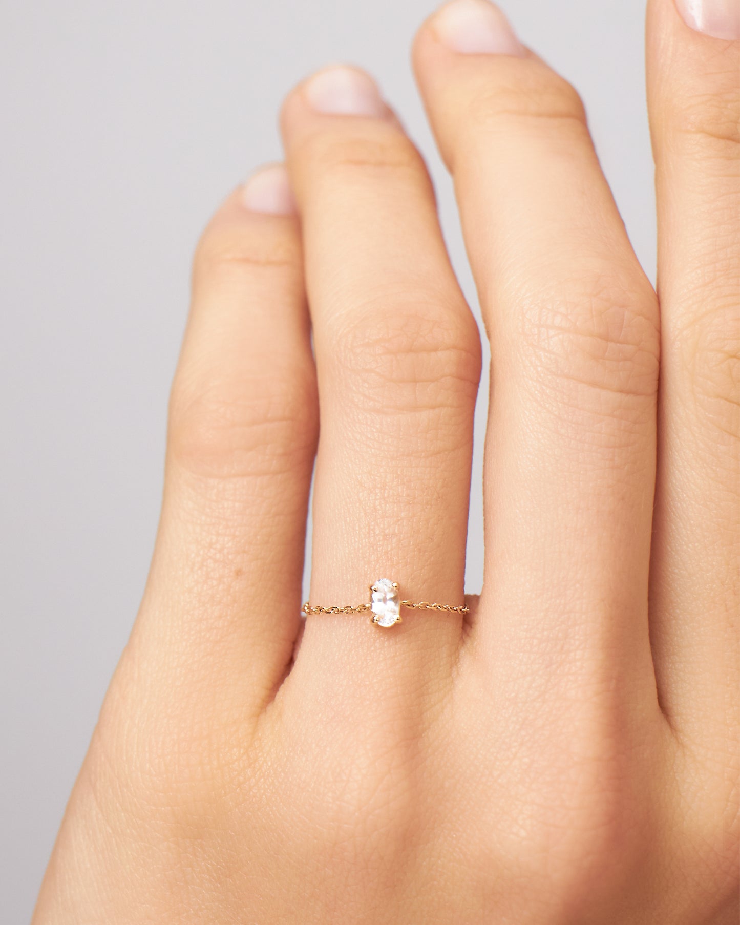 Anel Corrente Oval em Ouro Amarelo 18K e Safira Branca