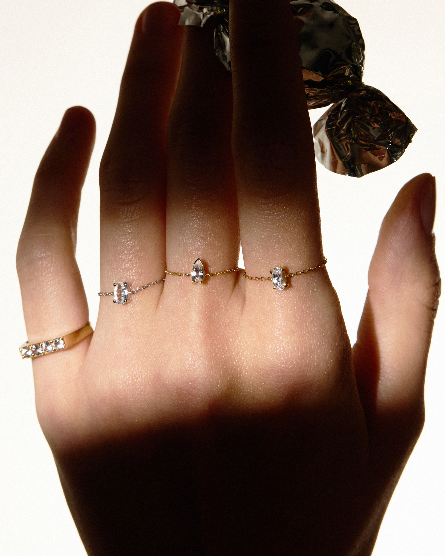 Anel Corrente Oval em Ouro Amarelo 18K e Safira Branca