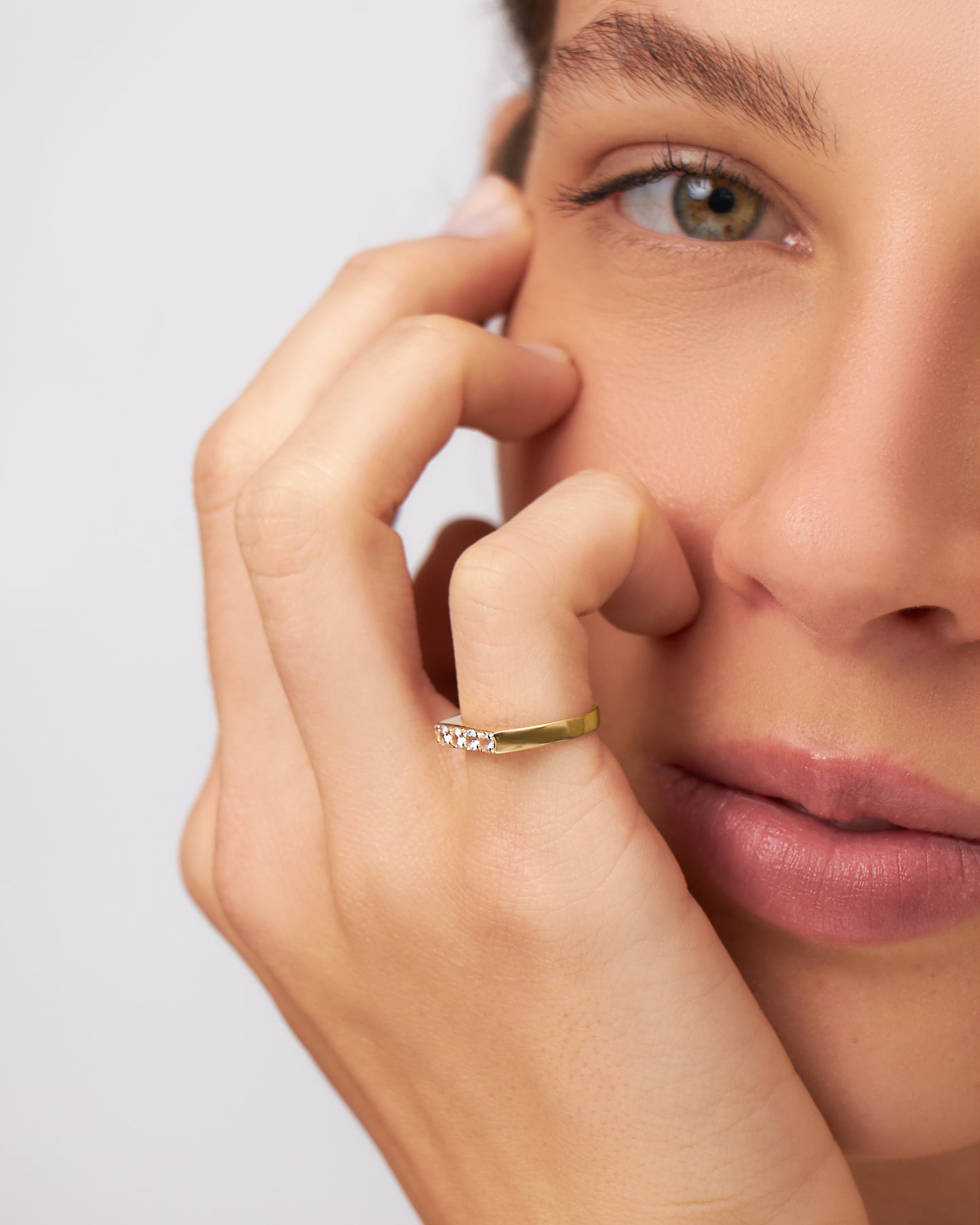 Anel Oli em Ouro 18K e Safiras Brancas