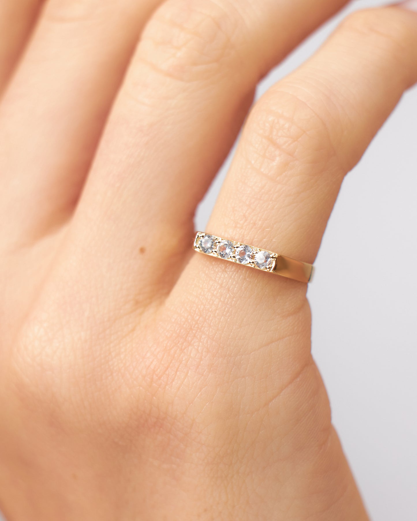 Anel Oli em Ouro 18K e Safiras Brancas