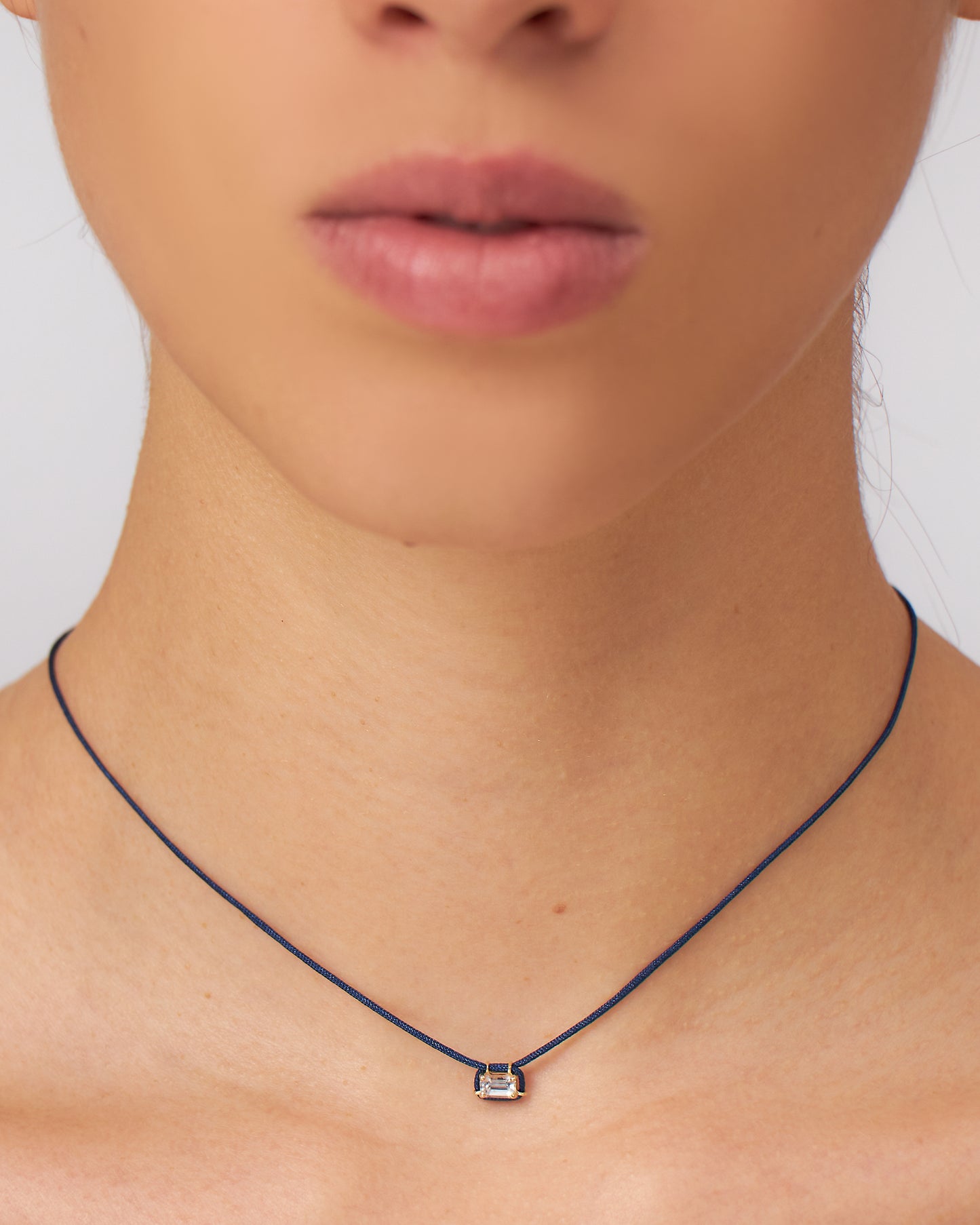 Colar Cord Nora Azul em Ouro 18K e Safira Branca