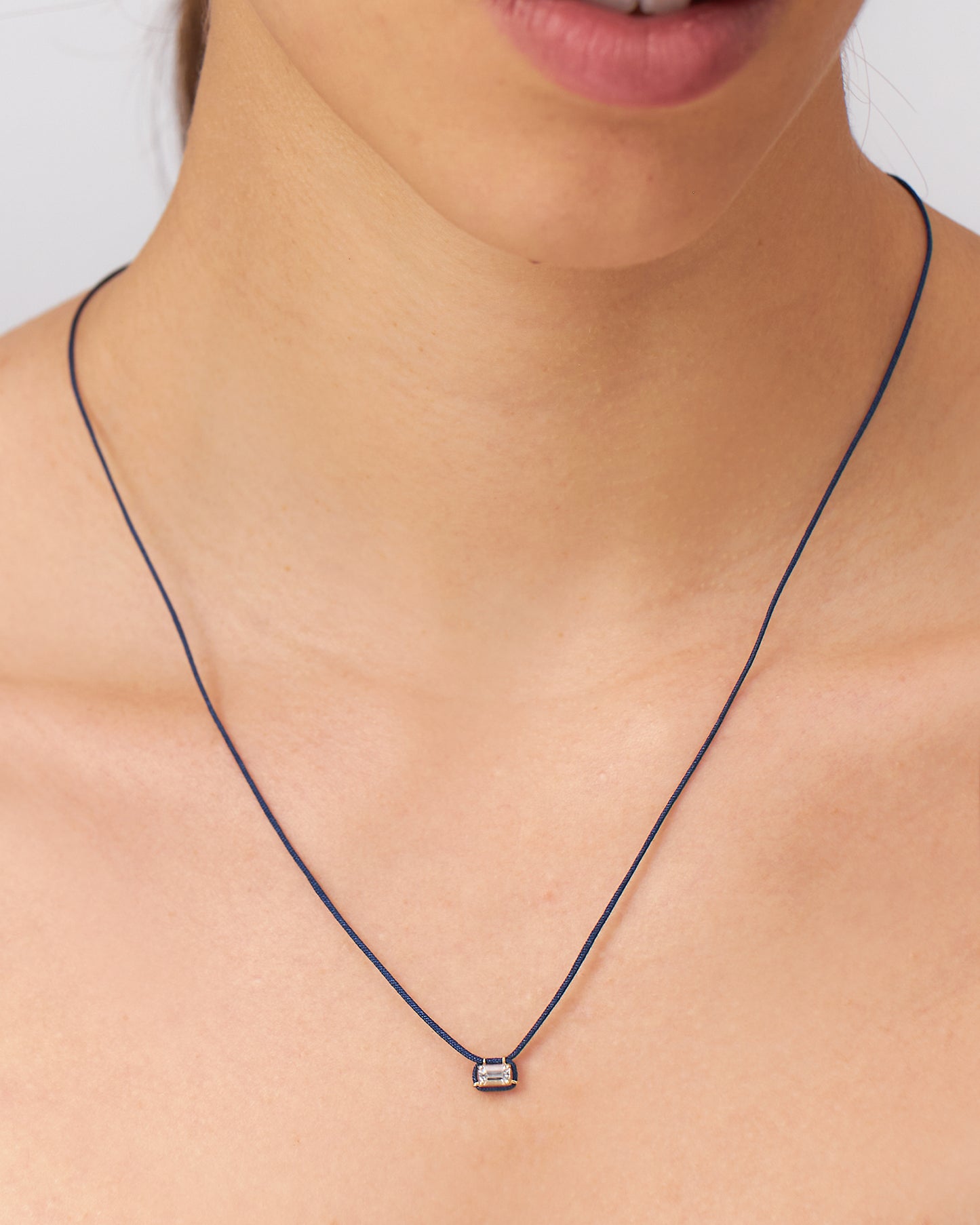 Colar Cord Nora Azul em Ouro 18K e Safira Branca