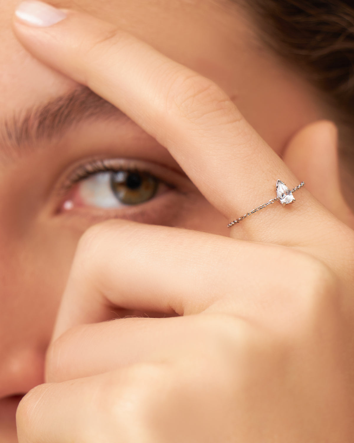 Anel Corrente Gota em Ouro Branco 18k e Safiras Brancas