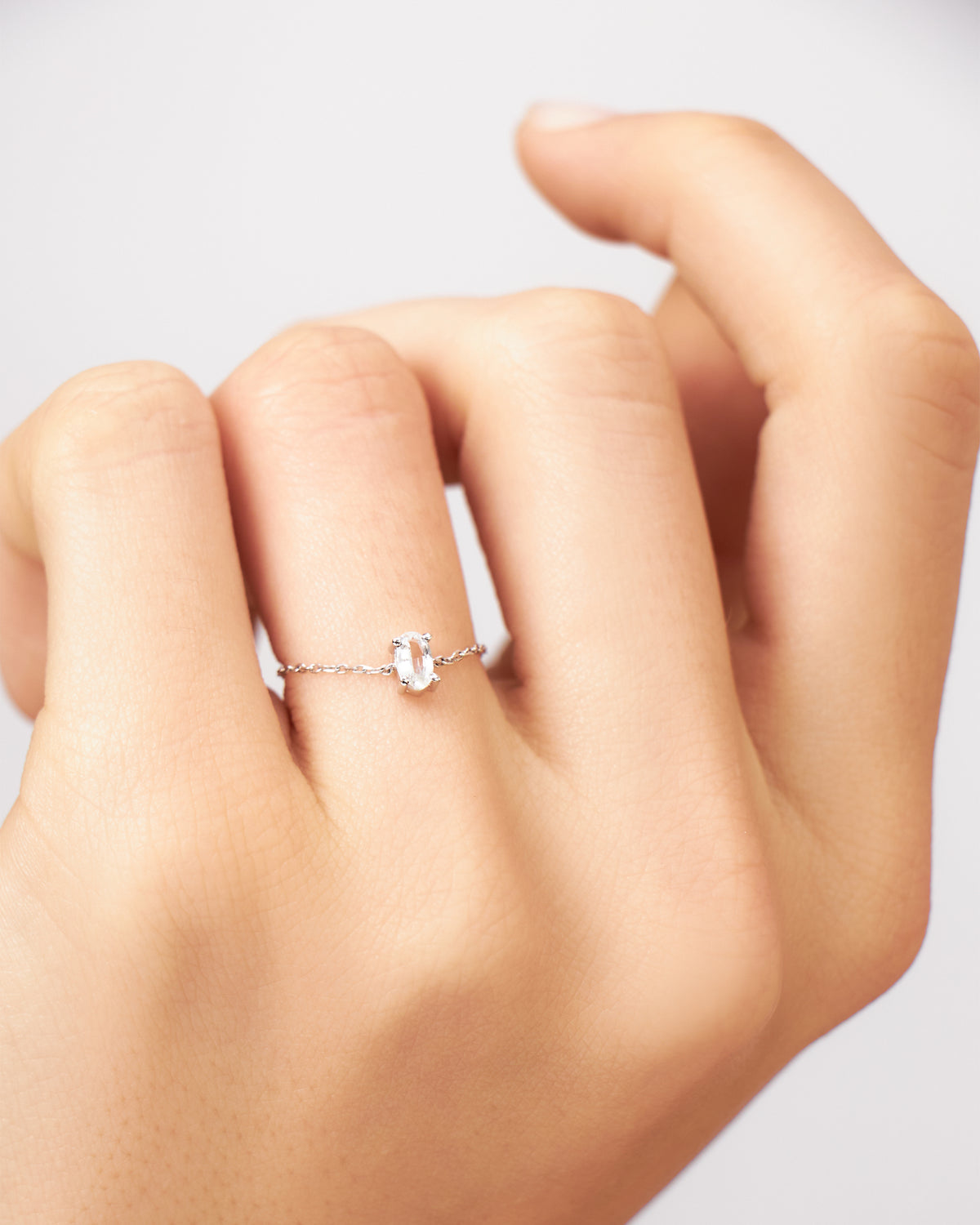 Anel Corrente Oval em Ouro Branco 18K e Safira Branca