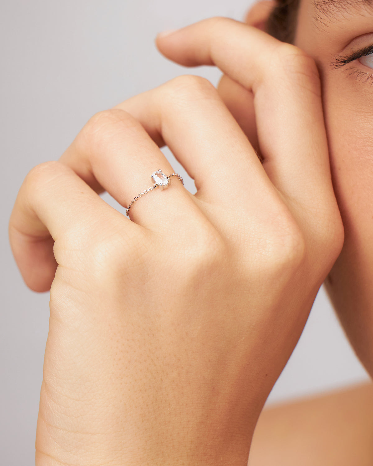 Anel Corrente Oval em Ouro Branco 18K e Safira Branca