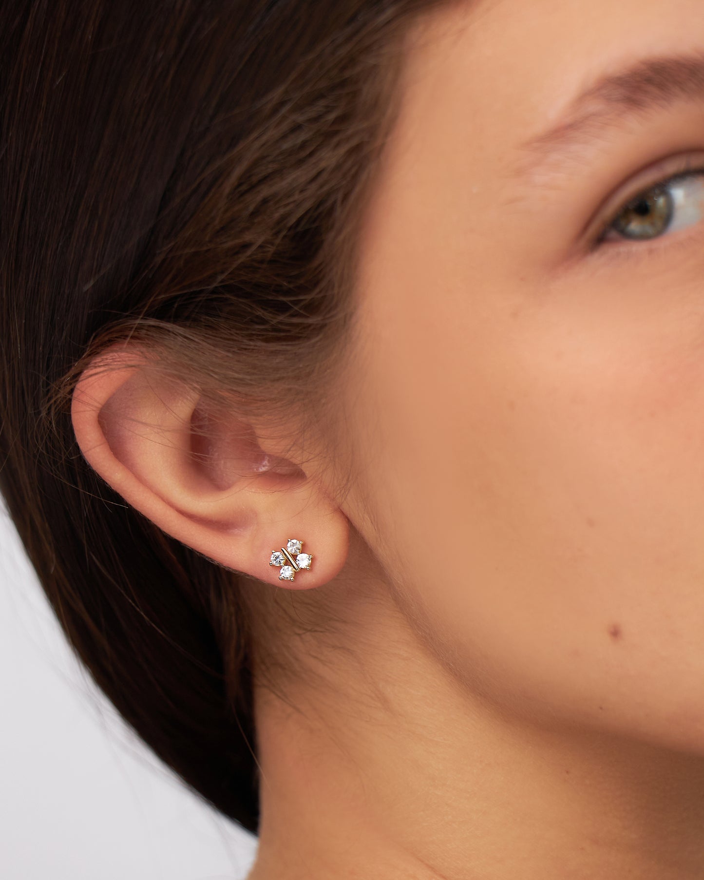 Brinco Lia em Ouro Branco 18K e Safiras Brancas