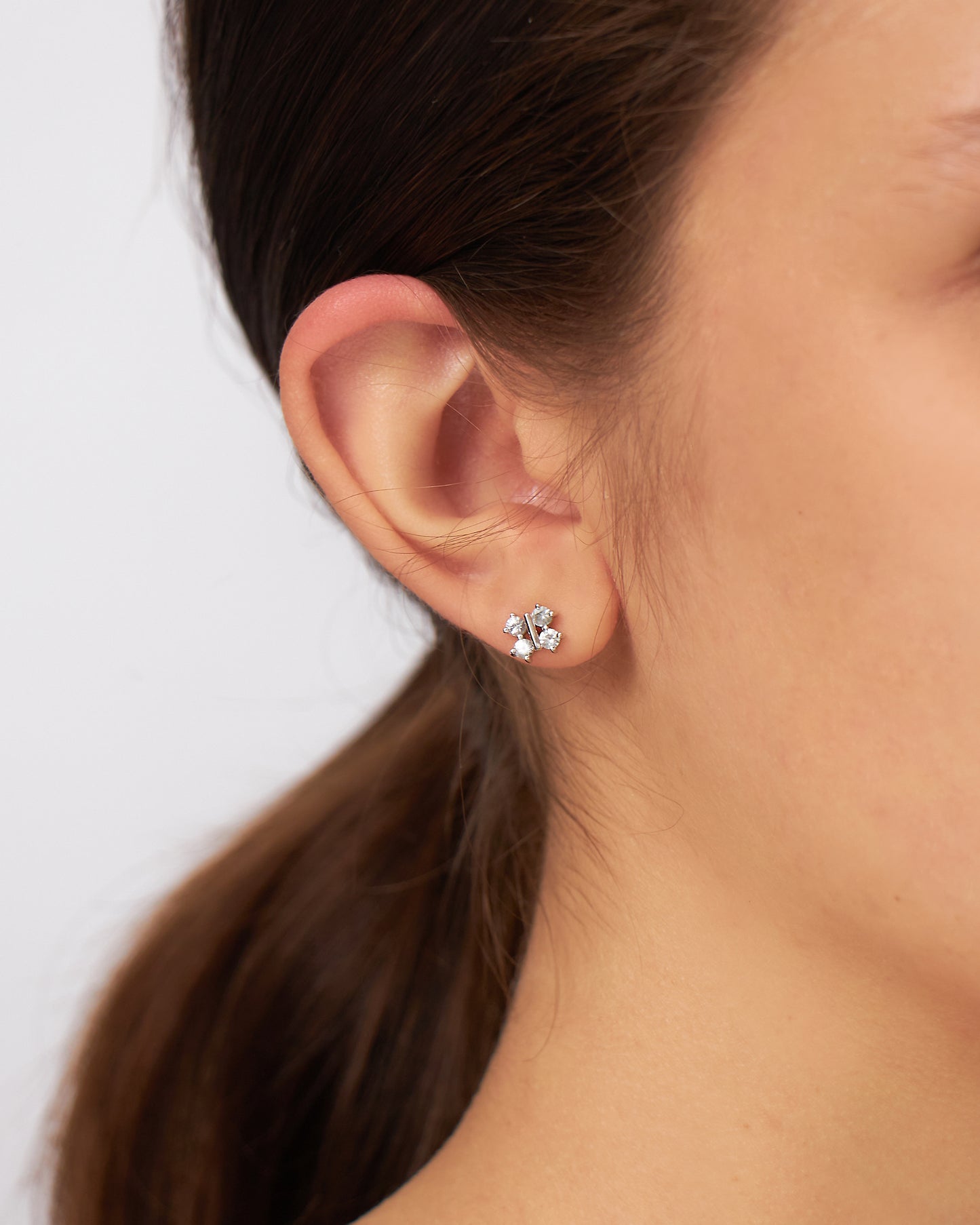 Brinco Lia em Ouro Branco 18K e Safiras Brancas