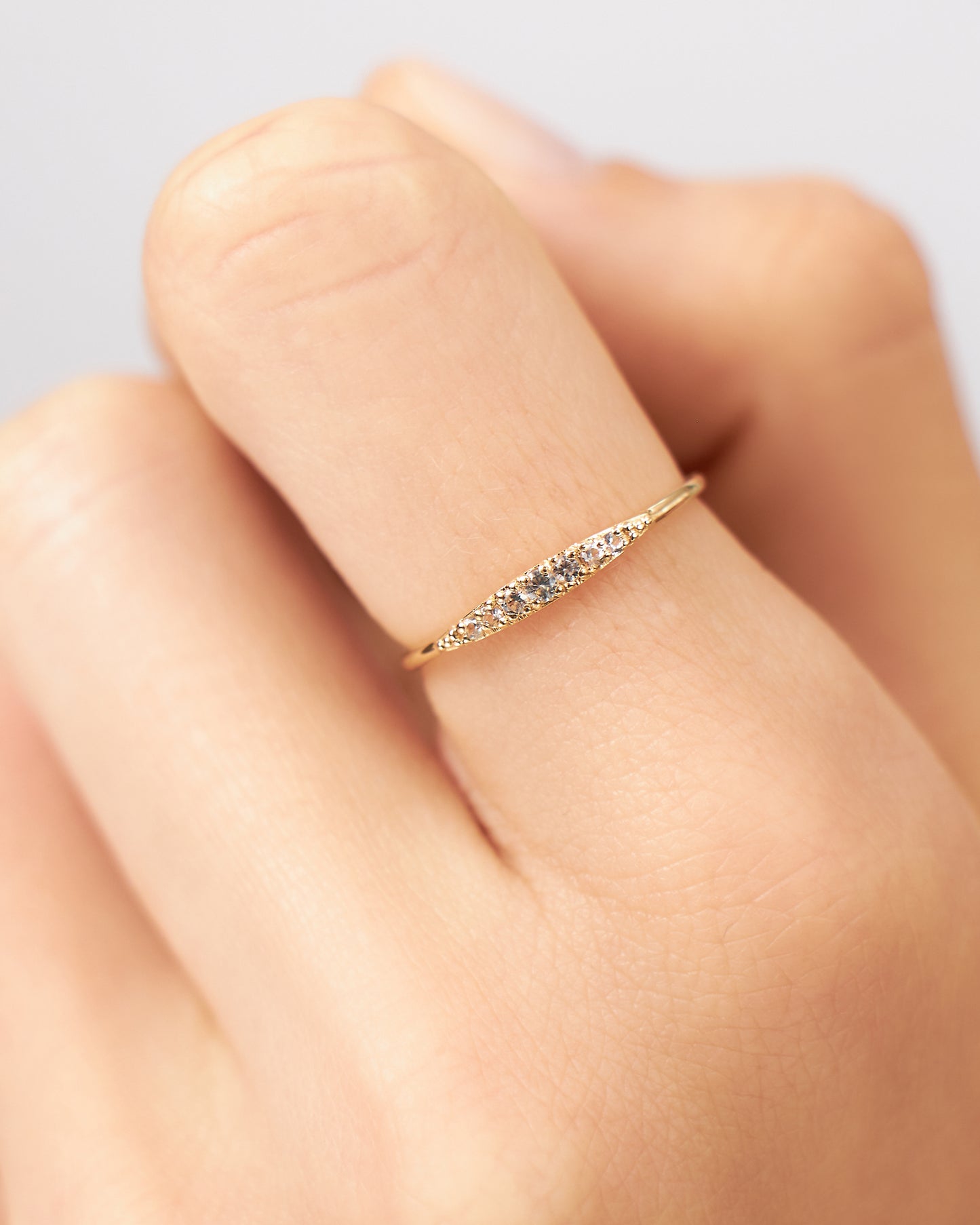 Anel Disco em Ouro 18K e Safiras Brancas