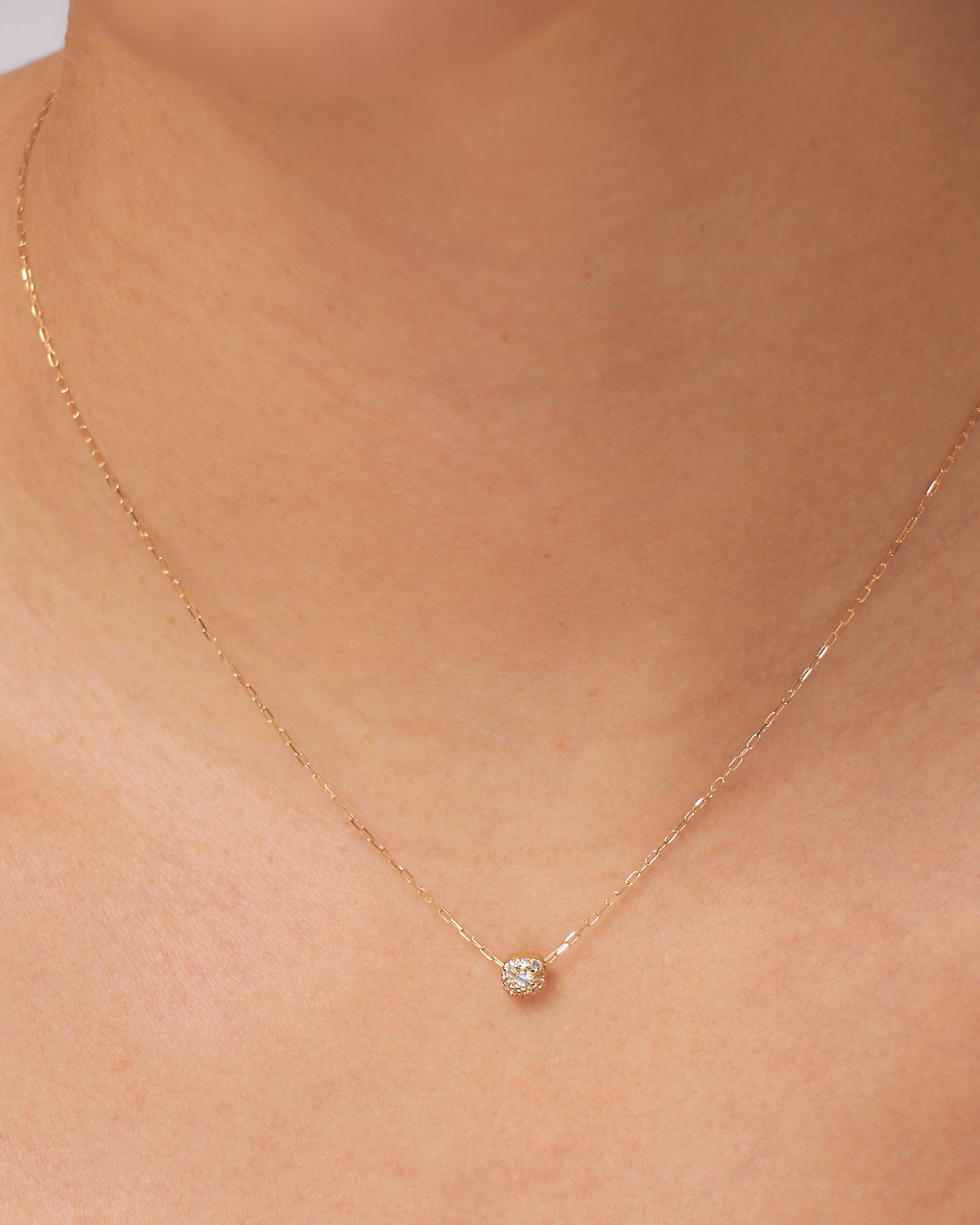 Colar Gloria em Ouro 18k e Safiras Brancas