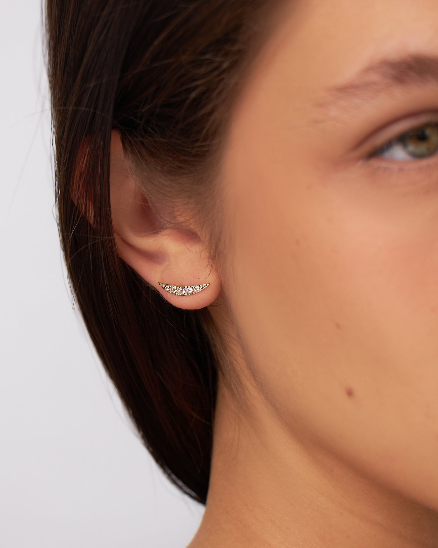Brinco Earcuff Disco em Ouro 18k e Safiras Brancas