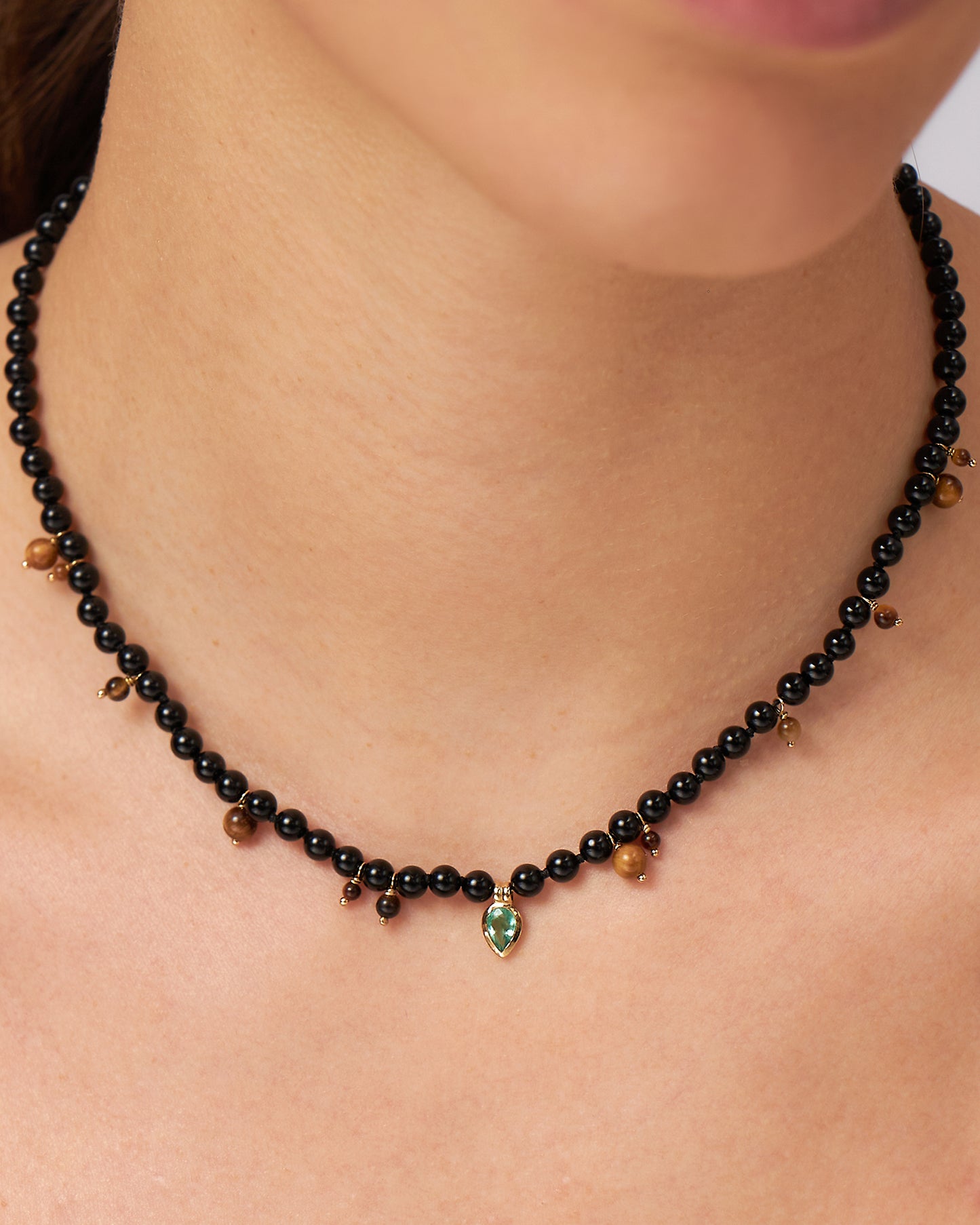 Colar Alexandria em Ouro 18K com Ônix e Esmeralda