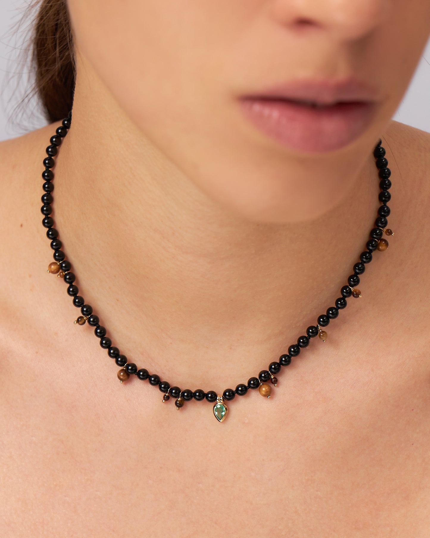 Colar Alexandria em Ouro 18K com Ônix e Esmeralda