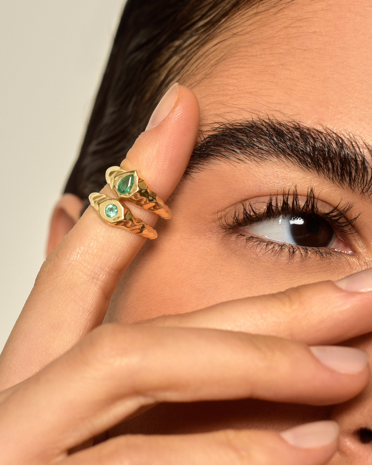 Anel Eleonora Esmeralda em Ouro 18K