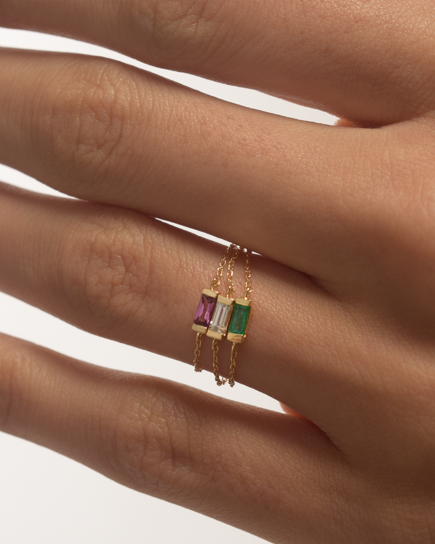 Anel Corrente Charlotte em Ouro 18K e Safira Branca