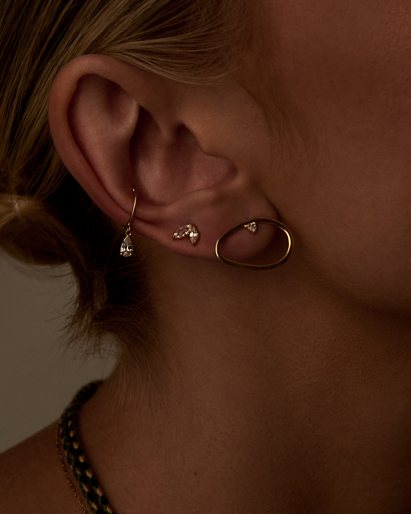 Piercing Ceci em Ouro 18K e Safira Branca