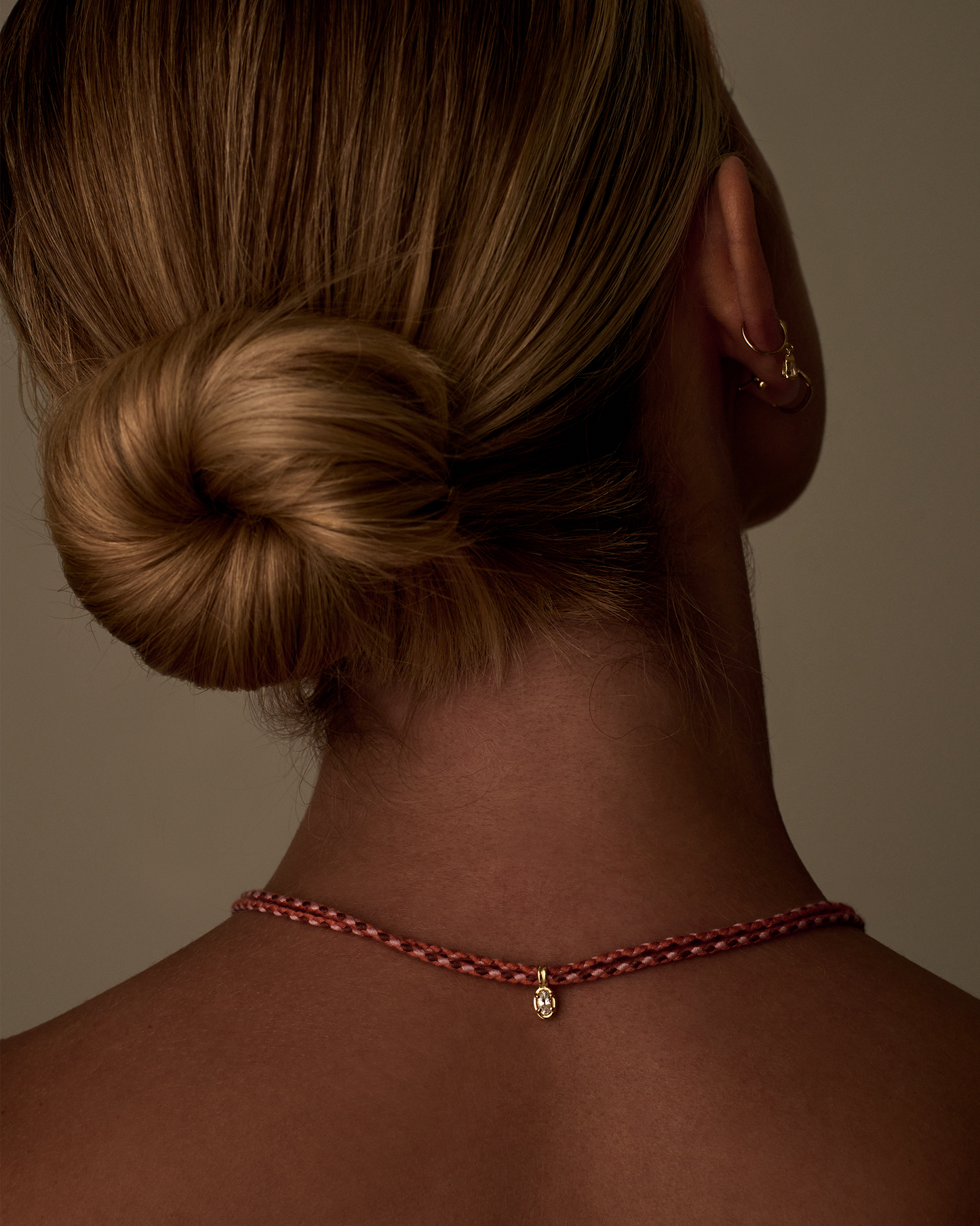 Colar Zoe Blush em Ouro 18K e Safira Branca
